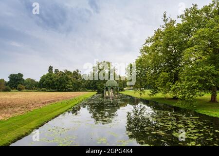 La Gloriette de l’Île d’Amour dans le jardin Anglais du Château de Chantilly, Frankreich, Oise, Automne Stockfoto