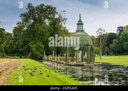 La Gloriette de l’Île d’Amour dans le jardin Anglais du Château de Chantilly, Frankreich, Oise, Automne Stockfoto