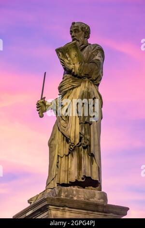 Statue des heiligen Paulus auf der Ponte Sant Angelo in Rom, Italien bei Sonnenuntergang Stockfoto