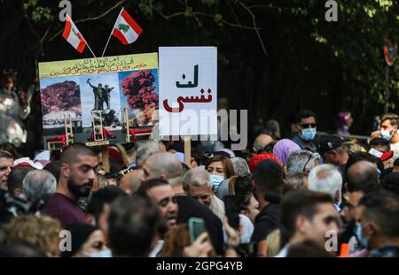 Beirut, Libanon. September 2021. Während einer Massendemonstration vor dem Justizministerium wird ein Plakat mit der Aufschrift „We wont forget“ erhoben, um gegen die Aussetzung der Ermittlungen zur Hafenexplosion im letzten Jahr zu protestieren. Die Untersuchung der verheerenden Hafenexplosion in Beirut wurde am Montag ausgesetzt, nachdem ein Ex-Minister, der als Verdächtiger befragt wurde, eine Klage gegen den Ermittlungsrichter eingereicht hatte, sagten die Medien und eine gerichtliche Quelle. Quelle: Marwan Naamani/dpa/Alamy Live News Stockfoto