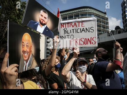 Beirut, Libanon. September 2021. Libanesische Demonstranten halten während einer Massendemonstration vor dem Justizministerium Bilder und Plakate bereit, um gegen die Aussetzung der Untersuchung der Hafenexplosion im vergangenen Jahr zu protestieren. Die Untersuchung der verheerenden Hafenexplosion in Beirut wurde am Montag ausgesetzt, nachdem ein Ex-Minister, der als Verdächtiger befragt wurde, eine Klage gegen den Ermittlungsrichter eingereicht hatte, sagten die Medien und eine gerichtliche Quelle. Quelle: Marwan Naamani/dpa/Alamy Live News Stockfoto