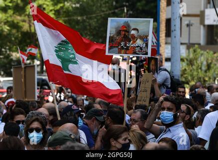 Beirut, Libanon. September 2021. Libanesische Demonstranten versammeln sich während einer Massendemonstration vor dem Justizministerium, um gegen die Aussetzung der Untersuchung der Hafenexplosion im vergangenen Jahr zu protestieren. Die Untersuchung der verheerenden Hafenexplosion in Beirut wurde am Montag ausgesetzt, nachdem ein Ex-Minister, der als Verdächtiger befragt wurde, eine Klage gegen den Ermittlungsrichter eingereicht hatte, sagten die Medien und eine gerichtliche Quelle. Quelle: Marwan Naamani/dpa/Alamy Live News Stockfoto