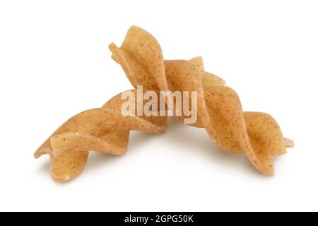 Wolegrain fusilli Pasta aus Hartweizen isoliert auf weißem Hintergrund mit Clipping Pfad und volle Schärfentiefe. Stockfoto