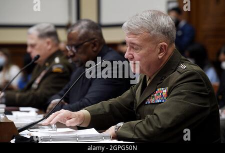 Washington, Usa. September 2021. Verteidigungsminister Lloyd J. Austin (2.-L), Vorsitzender der Joint Chiefs of Staff General Mark A. Milley (L) und des Marine Corps General Kenneth F. McKenzie (R), Kommandeur des US Central Command, Am 29. September 2021 in Washington, DC, USA, Aussage vor dem Armed Services Committee des Repräsentantenhauses über den Abschluss der Militäroperationen in Afghanistan im Rayburn House Office-Gebäude auf dem Capitol Hill. Foto von Olivier Douliery/Pool/ABACAPRESS.COM Quelle: Abaca Press/Alamy Live News Stockfoto