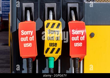 Frimley Green, Surrey, Großbritannien. September 2021. An einer Jet-Tankstelle ist der Kraftstoff verbraucht, und alle Pumpen sind außer Betrieb. Ein Mangel an LKW-Fahrern, die in ganz Großbritannien angeliefert werden, hat diese Woche große Probleme verursacht, was zu Panik beim Kauf führte und viele Tankstellen ohne Benzin und Diesel auskommen. Stockfoto