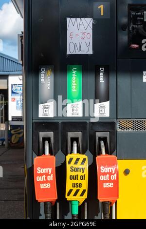 Frimley Green, Surrey, Großbritannien. September 2021. An einer Jet-Tankstelle ist der Kraftstoff verbraucht, und alle Pumpen sind außer Betrieb. Ein Mangel an LKW-Fahrern, die in ganz Großbritannien angeliefert werden, hat diese Woche große Probleme verursacht, was zu Panik beim Kauf führte und viele Tankstellen ohne Benzin und Diesel auskommen. Stockfoto