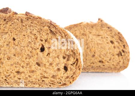 Zwei Hälften eines Laibs, duftendes Buchweizenbrot, Nahaufnahme, isoliert auf Weiß. Stockfoto