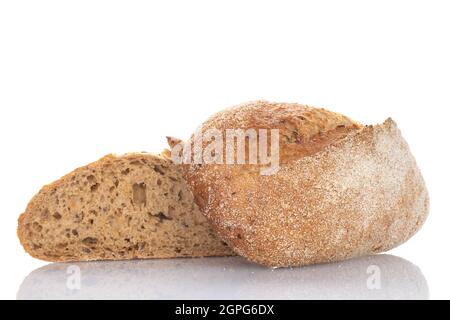 Zwei Hälften eines Laibs, duftendes Buchweizenbrot, Nahaufnahme, isoliert auf Weiß. Stockfoto