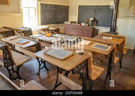 Fairplay, CO - 10. Juli 2021: Klassenraum in einem alten Schulhaus mit einem Raum im South Park City Museum Stockfoto