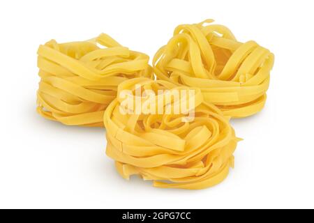 Rohe Tagliatelle Pasta isoliert auf weißem Hintergrund mit Beschneidungspfad und voller Schärfentiefe Stockfoto