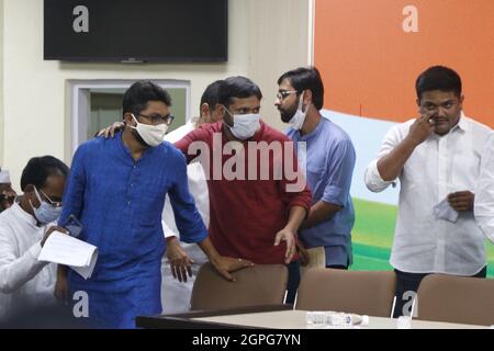 Neu-Delhi, Indien. September 2021. Jignesh Mevani, der unabhängige MLA von Gujarat und Kanhaiya Kumar, der ehemalige CPI-Vorsitzende, traten am Dienstag, dem 28. September 2021, am Parteihauptsitz des All India Congress Committee in Neu-Delhi, Indien, dem Kongress bei. Foto von Anshuman Akash/ABACAPRESS.COM Quelle: Abaca Press/Alamy Live News Stockfoto