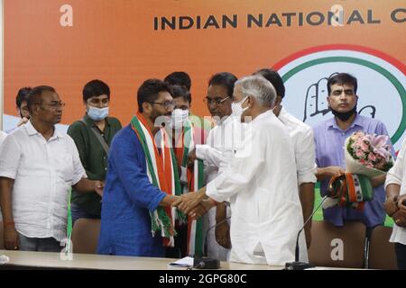 Neu-Delhi, Indien. September 2021. Jignesh Mevani, unabhängiger Gujarat-MLA, tritt am Dienstag, dem 28. September 2021, dem Kongress im Parteihauptsitz des All India Congress Committee in Neu-Delhi, Indien, bei. Foto von Anshuman Akash/ABACAPRESS.COM Quelle: Abaca Press/Alamy Live News Stockfoto
