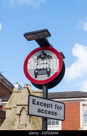 Rundes Straßenschild mit rotem Kreis, der sagt, dass es keine Einfahrt für Autos oder Motorräder außer für den Zugang gibt.Keine Kraftfahrzeuge Stockfoto