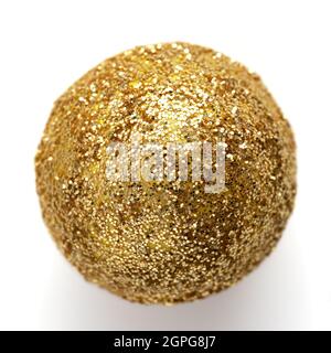 Ball bedeckt mit goldenem Glitzer isoliert auf weißem Hintergrund Stockfoto