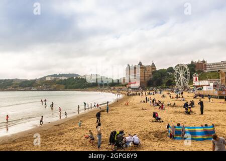 Sandstrand an der Südbucht in Scarborough, Großbritannien, mit dem Grand Hotel im Hintergrund. Stockfoto