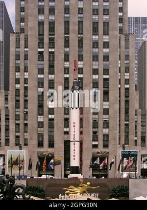 Nachbildung der Mercury Redstone Rakete auf dem Rockefeller Plaza NYC Stockfoto