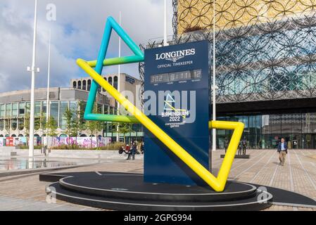 Die Longines-Uhr zählt die Stunden und Tage der Commonwealth Games 2022 vor der Library of Birmingham, Centenary Square Stockfoto