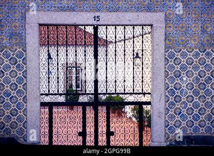 Haus Hof mit eisernem Zaun und blauen Fliesen in Lissabon Portugal Stockfoto