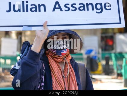 Protestler trägt eine Gesichtsmaske mit dem Slogan Free Assange Stockfoto