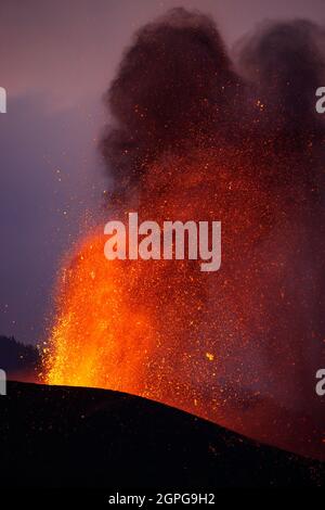 Madrid. September 2021. Das am 22. September 2021 aufgenommene Foto zeigt die Szene des Vulkanausbruchs des Vulkans Cumbre Vieja in La Palma, Spanien. Quelle: Oriol Alamany/Xinhua/Alamy Live News Stockfoto