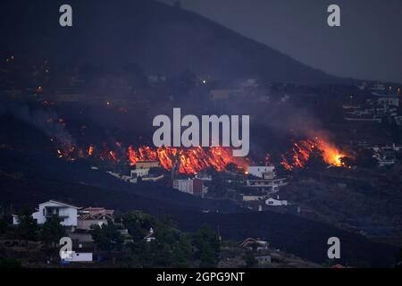 (210929) -- MADRID, 29. September 2021 (Xinhua) -- das Foto vom 22. September 2021 zeigt die Szene der vulkanischen Lava des Vulkans Cumbre Vieja in La Palma, Spanien. (Foto von Oriol Alamany/Xinhua) Stockfoto