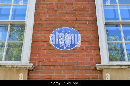 Eine blaue Gedenktafel zu Ehren von Diana, Prinzessin von Wales, wird in ihrer ehemaligen Londoner Wohnung errichtet. Stockfoto