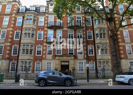 Eine allgemeine Ansicht des Haupteingangs zum Coleherne Court, wo eine blaue Gedenktafel zu Ehren von Diana, Prinzessin von Wales, in ihrer ehemaligen Londoner Wohnung errichtet wird. Stockfoto