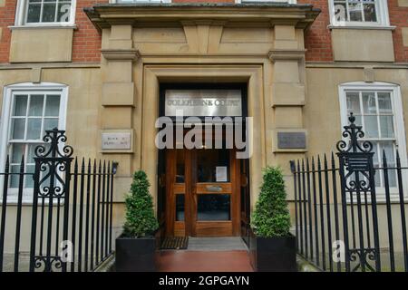 Blick auf den Haupteingang des Coleherne Court, wo eine blaue Gedenktafel zu Ehren von Diana, Prinzessin von Wales, in ihrer ehemaligen Londoner Wohnung errichtet wird. Stockfoto