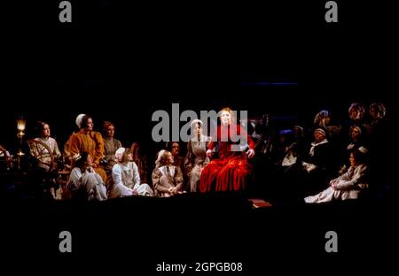 Josephine Barstow (Senta - in rot) im FLIEGENDEN HOLLÄNDER an der English National Opera (ENO), London Coliseum, London WC2 02/1982 Musik & Libretto: Richard Wagner Dirigent: Mark Elder Gestaltung: Stefanos Lazaridis Beleuchtung: Nick Chelton Regie: David Pountney Stockfoto