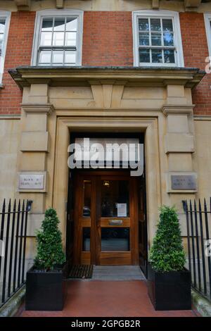 Blick auf den Haupteingang des Coleherne Court, wo eine blaue Gedenktafel zu Ehren von Diana, Prinzessin von Wales, in ihrer ehemaligen Londoner Wohnung errichtet wird. Stockfoto