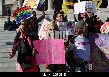 London, England, Großbritannien. September 2021. FreeBritney-Aktivisten protestieren im Zentrum von London, in dem sie die Konservatorenschaft über Popstar Britney Spears zur Aufhebung des Urteils aufrufen, das heute im Fall erwartet wird. (Bild: © Tayfun Salci/ZUMA Press Wire) Stockfoto