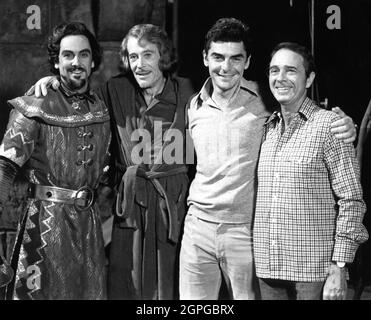 GEORGE MARSHALL RUGE als Lord Drummond (fiktionalisiert Basil Rathbone als Sir Guy of Gisbourne) PETER O'TOOLE als Allan Swann (Fiktionalisierter Errol Flynn) In Kostüm als Robin Hood Regisseur RICHARD BENJAMIN und Variety Kolumnist ARMAND ''ARMY'' ARCHERD am Set offen während der Dreharbeiten von MEIN LIEBLINGSJAHR 1982 Regisseur RICHARD BENJAMIN Geschichte Dennis Palumbo Drehbuch Norman Steinberg und Dennis Palumbo Executive Producer Mel Brooks Kostümdesign May Routh Brooksfilms / Metro Goldwyn Mayer Stockfoto