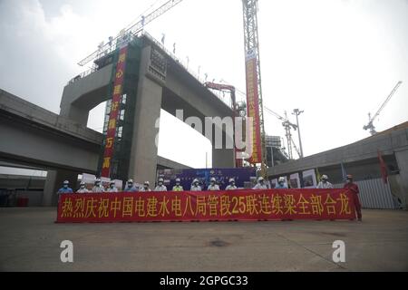 Jakarta, Indonesien. September 2021. Mitarbeiter nehmen an einer Zeremonie Teil, bei der die Fertigstellung des Baus aller 24 kontinuierlichen Strahlen auf der Jakarta-Bandung High Speed Railway (HSR) in Bekasi, Provinz West Java, Indonesien, am 29. September 2021 gefeiert wird. Der letzte durchgehende Strahl auf der Super-großen Brücke Nr. 2 der HSR Jakarta-Bandung wurde am Mittwoch erfolgreich geschlossen, was den Abschluss des Baus aller 24 durchgehenden Strahlen auf der Brücke markiert, teilte der Betreiber der Eisenbahn mit. Kredit: Zulkarnain/Xinhua/Alamy Live Nachrichten Stockfoto