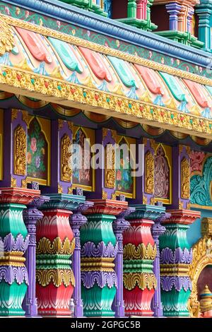 Nahaufnahme der religiösen dekorativen Motive der Hindu-Tempel, in der Nähe der Batu-Höhlen, im Gombak-Bezirk, Selangor, Malaysia Stockfoto