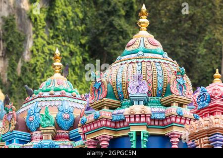 Nahaufnahme der religiösen dekorativen Motive der Hindu-Tempel, in der Nähe der Batu-Höhlen, im Gombak-Bezirk, Selangor, Malaysia Stockfoto