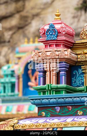 Nahaufnahme der religiösen dekorativen Motive der Hindu-Tempel, in der Nähe der Batu-Höhlen, im Gombak-Bezirk, Selangor, Malaysia Stockfoto