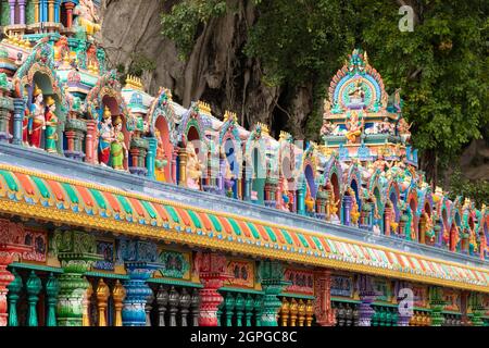 Nahaufnahme der religiösen dekorativen Motive der Hindu-Tempel, in der Nähe der Batu-Höhlen, im Gombak-Bezirk, Selangor, Malaysia Stockfoto