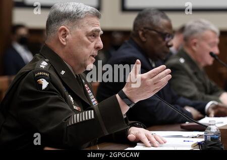 Washington, USA. September 2021. Der Vorsitzende der Generalstabschefs, General Mark A. Milley (L), bezeugt zusammen mit Verteidigungsminister Lloyd J. Austin (2.-L), Und Marine Corps General Kenneth F. McKenzie (R), Kommandant des US Central Command, vor dem Repräsentationskomitee des Repräsentantenhauses zum Abschluss von Militäroperationen in Afghanistan am 29. September 2021 im Bürogebäude des Rayburn House auf dem Capitol Hill in Washington, DC. (Foto von Pool/Sipa USA) Quelle: SIPA USA/Alamy Live News Stockfoto