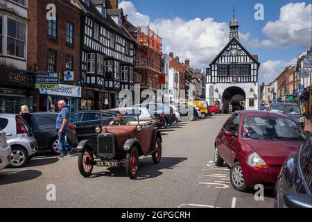 Ein Austin 7, der die High Street in Bridgnorth, Shropshire, hinunter gefahren wird Stockfoto