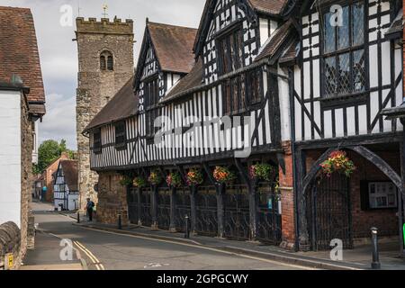 Die Guildhall and Holy Trinity Church in Much Wenlock, Shropshire Stockfoto