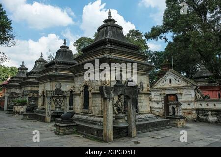 Lingam-Schreine am Pashupatinath-Tempel am Bagmati-Fluss in Kathmandu, Nepal. Stockfoto