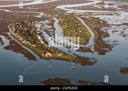 Luftaufnahme von Häusern umgeben von Salzsumpfland auf Oak Island bei Folly Road in Charleston, South Carolina. Stockfoto