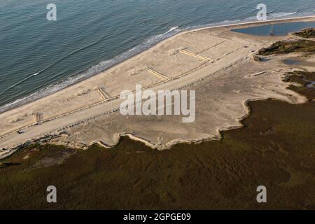 Luftaufnahme der Strandrestaurierungsbemühungen am südlichen Ende von Folly Beach, South Carolina, bekannt vor Ort als The Edge of America. Stockfoto