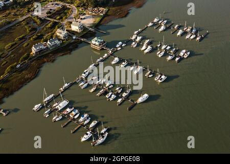 Luftaufnahme der Sunset Cay Marina am Folly Beach, South Carolina, bekannt vor Ort als The Edge of America. Stockfoto