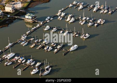 Luftaufnahme der Sunset Cay Marina am Folly Beach, South Carolina, bekannt vor Ort als The Edge of America. Stockfoto