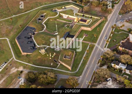 Luftaufnahme von Fort Moltrie, Teil des Fort Sumter National Historic Park auf Sullivans Island, South Carolina. Die Festung war von 1776 bis 1947 aktiv und während des amerikanischen Revolutionskrieges und des amerikanischen Bürgerkrieges maßgeblich beteiligt. Stockfoto