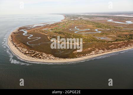 Luftaufnahme des unerschlossenen Nordens der Gemeinde Kiawah Island Resort am Atlantischen Ozean am Stono Inlet in Kiawah Island, South Carolina. Stockfoto