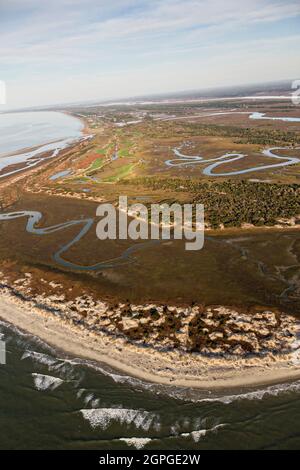 Luftaufnahme des unerschlossenen Nordens der Gemeinde Kiawah Island Resort am Atlantischen Ozean am Stono Inlet in Kiawah Island, South Carolina. Stockfoto