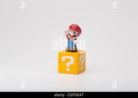 Moskau, Russland - 29. September 2021: Plastikfigur von Mario aus Nintendo Videospiel isoliert auf weißem Hintergrund. Stockfoto