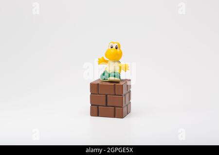 Moskau, Russland - 29. September 2021: Plastikfigur von Koopa Troopa aus Nintendo Videospiel isoliert auf weißem Hintergrund. Stockfoto